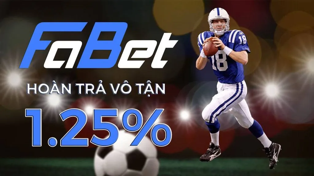 Cầu thủ bóng đá đang tranh bóng trên sân cỏ xanh